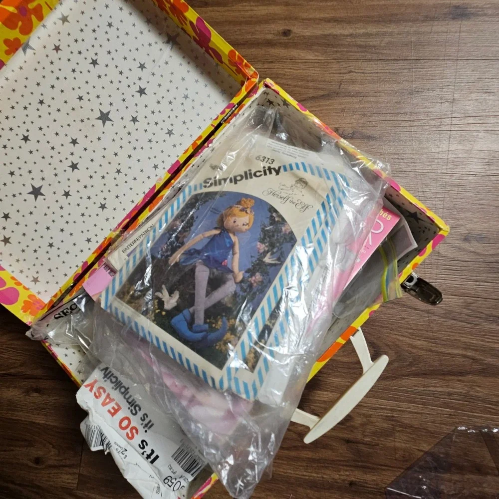 Huge‎ Lot Vintage 60s 70s Mod Sewing Pattern Kit Suitcase Trunk Craft Groovy